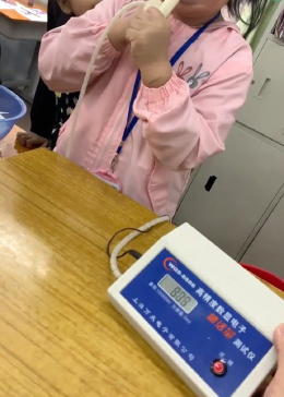 一开始我以为机器出了问题、测了第五次了，一年级小学生肺活量八千多。
