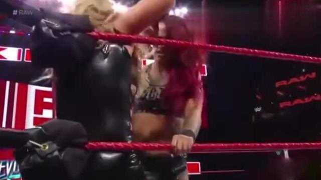 WWE:性感美女被猛击腹裆,表情太销魂