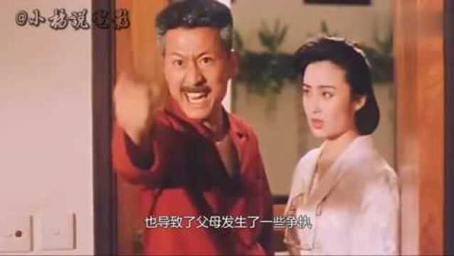 女孩独自在家看碟片,有人在窗外偷看,她竟然毫无察觉