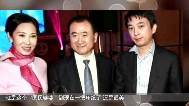 她是王思聪的妈妈,被称为“国民婆婆”,到现在一把年纪还很美