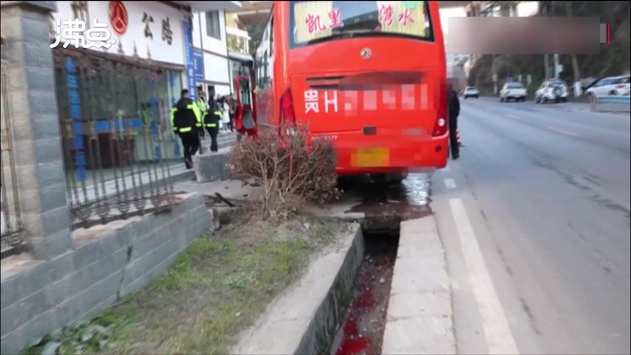 尴尬!司机疲劳驾驶客车失控撞进交警队 网友:出门就是事故现场