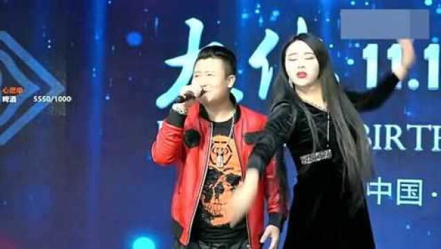 歌手曹越在内蒙通辽库伦演唱歌曲《你的眼角流着我的泪》