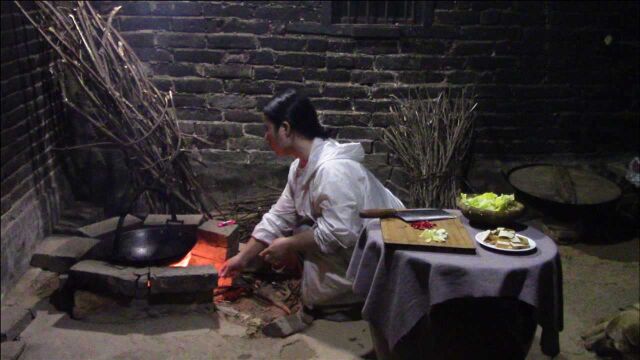 湘妹子独居深山自给自足,老屋、土灶,柴火、虽粗茶淡饭却很美味