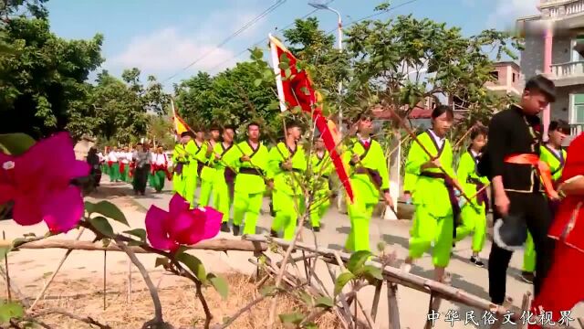 福建厦门翔安区绕境民俗活动,几个人拿着旗子转圈,知道为什么吗