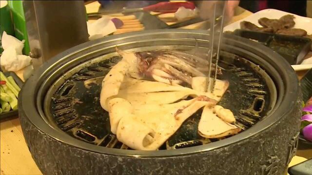 烤肉也玩“混搭”?小伙发明玉米烤肉机,鲜嫩多汁1天卖出500斤肉