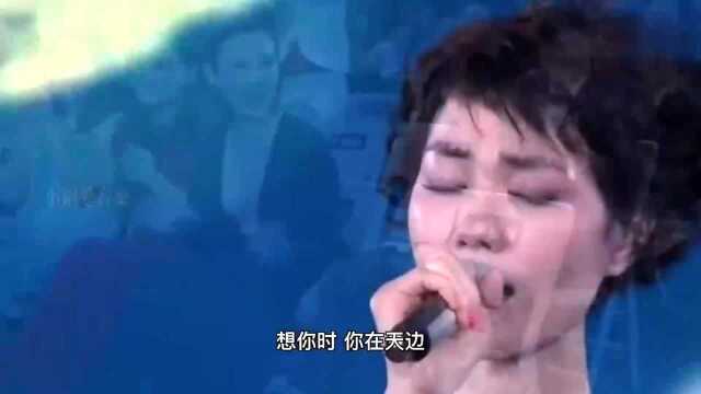 2010央视春晚,王菲《传奇》歌声十分空灵,委婉悦耳!