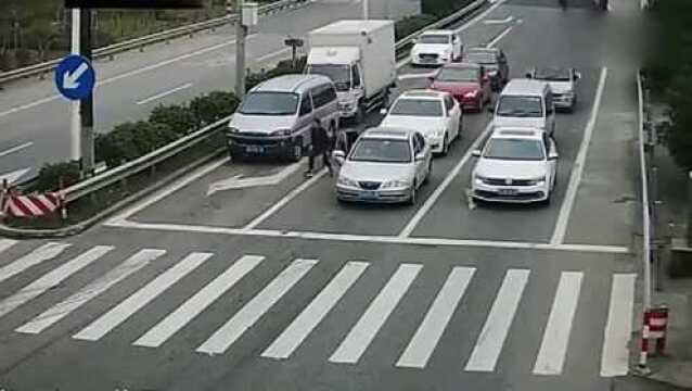 电动车“见缝就钻”,结果被大货车摧残