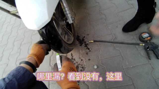 来辆公主三轮车,前轮漏气,想把前轮悬空,却不知把千斤顶支哪