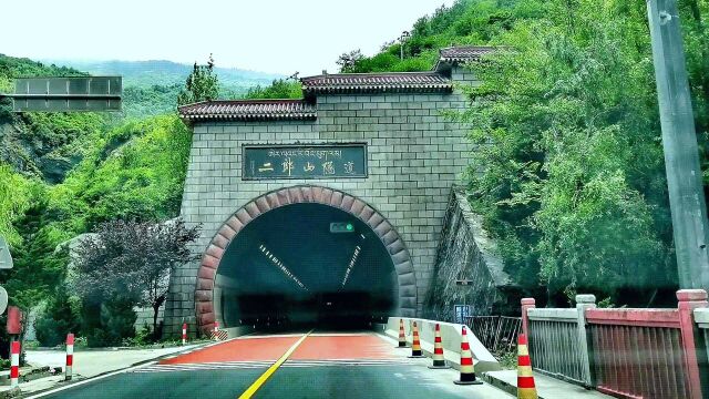 行驶在318国道,穿行在二郎山中,沿途的风景让人心旷神怡