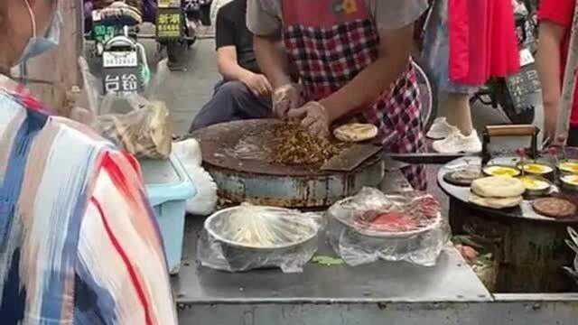 等公交车看到了卖肉夹馍的,虽然我是吃饱饭出来的,但是看到里面加这么多肉我又饿了!