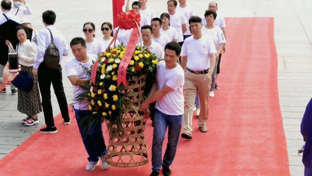 9月9号就要到了,祁东县15位企业家向毛主席敬献花篮,恭敬三鞠躬,缅怀敬爱的毛主席