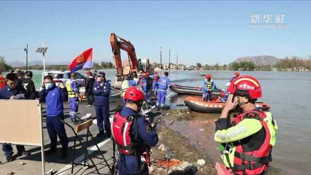 河北平山县发生一起通勤班车涉水倾覆事故 已救出38人