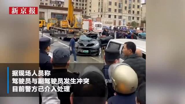 #热点速看#一特斯拉失控冲下河#?江苏溧阳警方通报#:1人死亡,1人抢救中!溧阳市公安局交警大队通报,12月24日12时16分,陈某某(男,31岁)驾驶...