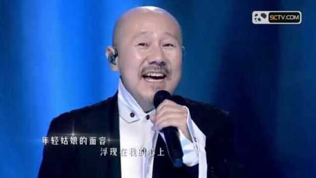 腾格尔演绎《在那东山顶上》,再现“吞音唱法”,天籁