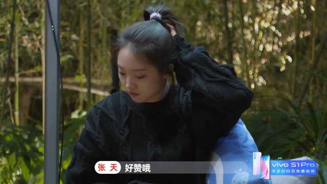 吴翔威为杨凯雯讲解香槟知识