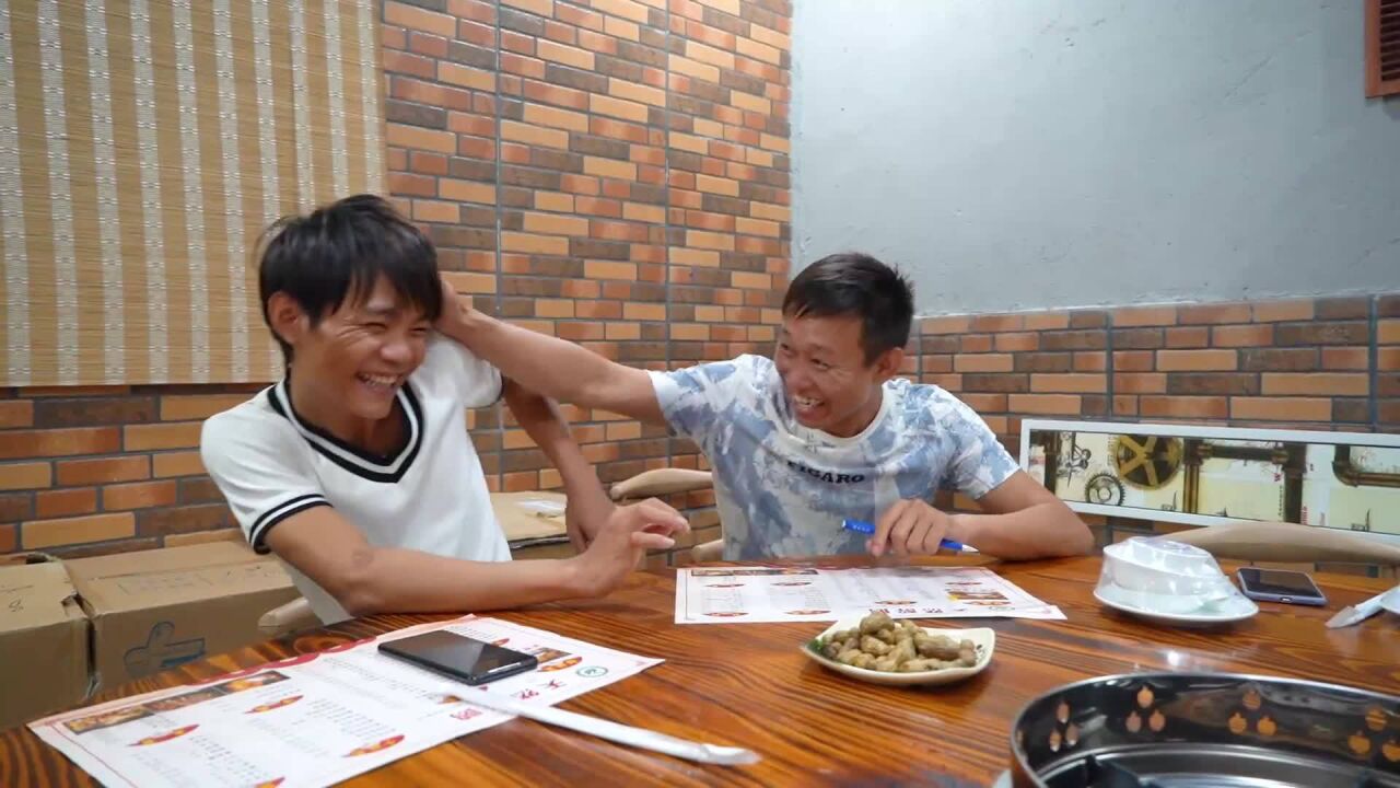 阿壮拍视频遇上瓶颈,带电瓶哥吃198一份的火焰醉鹅,放松下心情