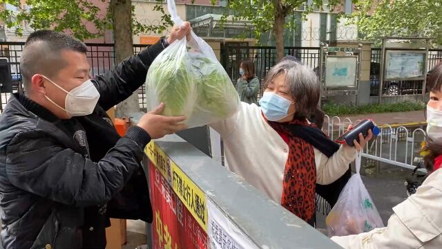 平价接单!北京农光里一商户住车里连轴转义务跑腿 给封控区居民送菜