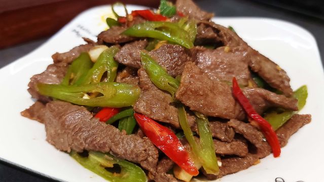 最经典的青椒炒牛肉家常做法,香嫩入味不老硬,下酒下饭一流