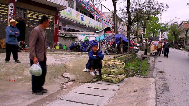 农村集市,这里的集市大多是一些老玩意儿