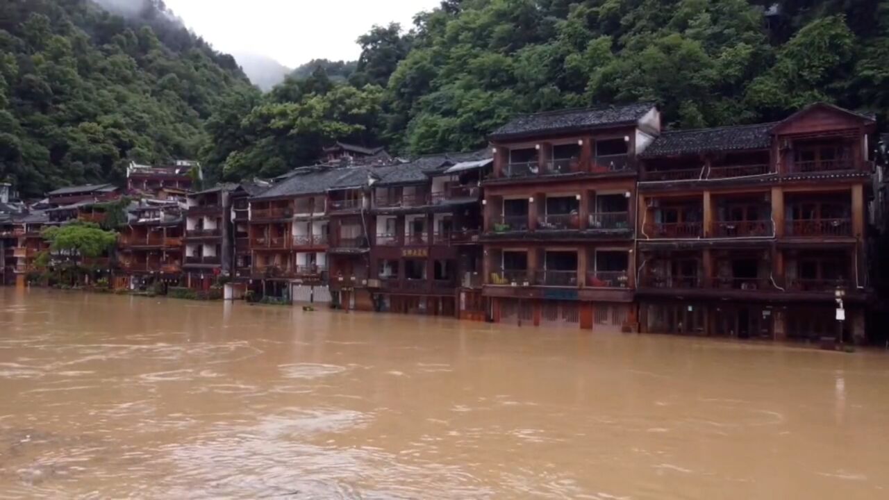 湖南凤凰古城遭遇强降雨,沱江河水暴涨涌进民房