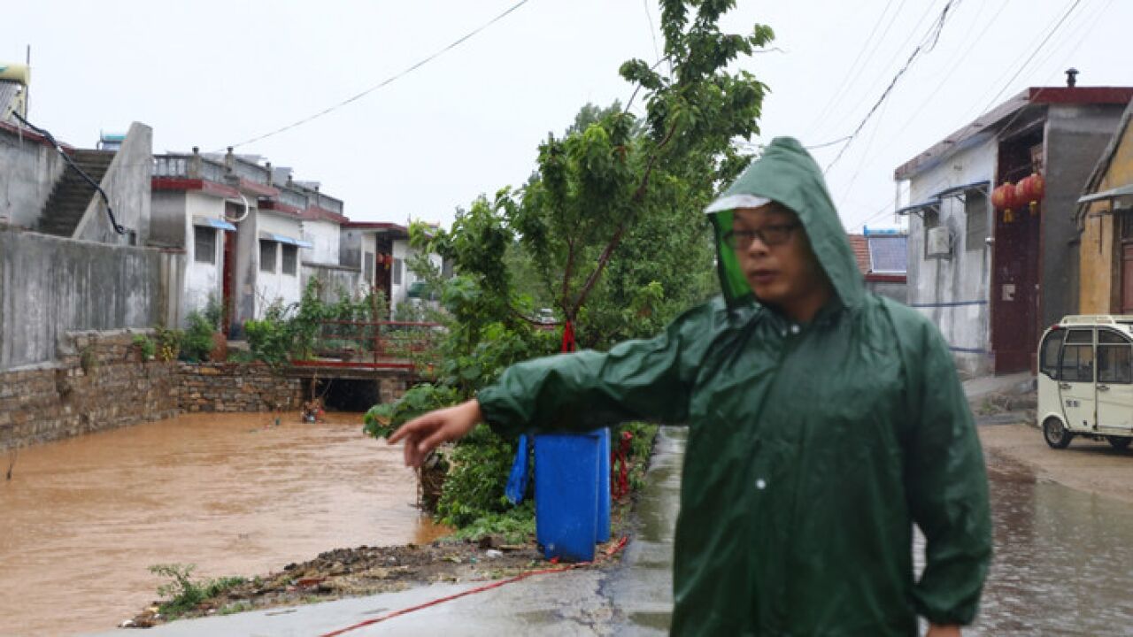 果然视频|济宁暴雨天气,邹城市郭里镇连夜奋战一线