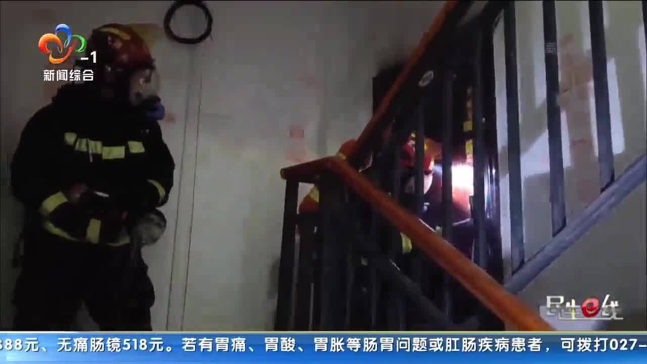 湖北咸宁:凌晨一房屋起火1人被困 消防紧急救援