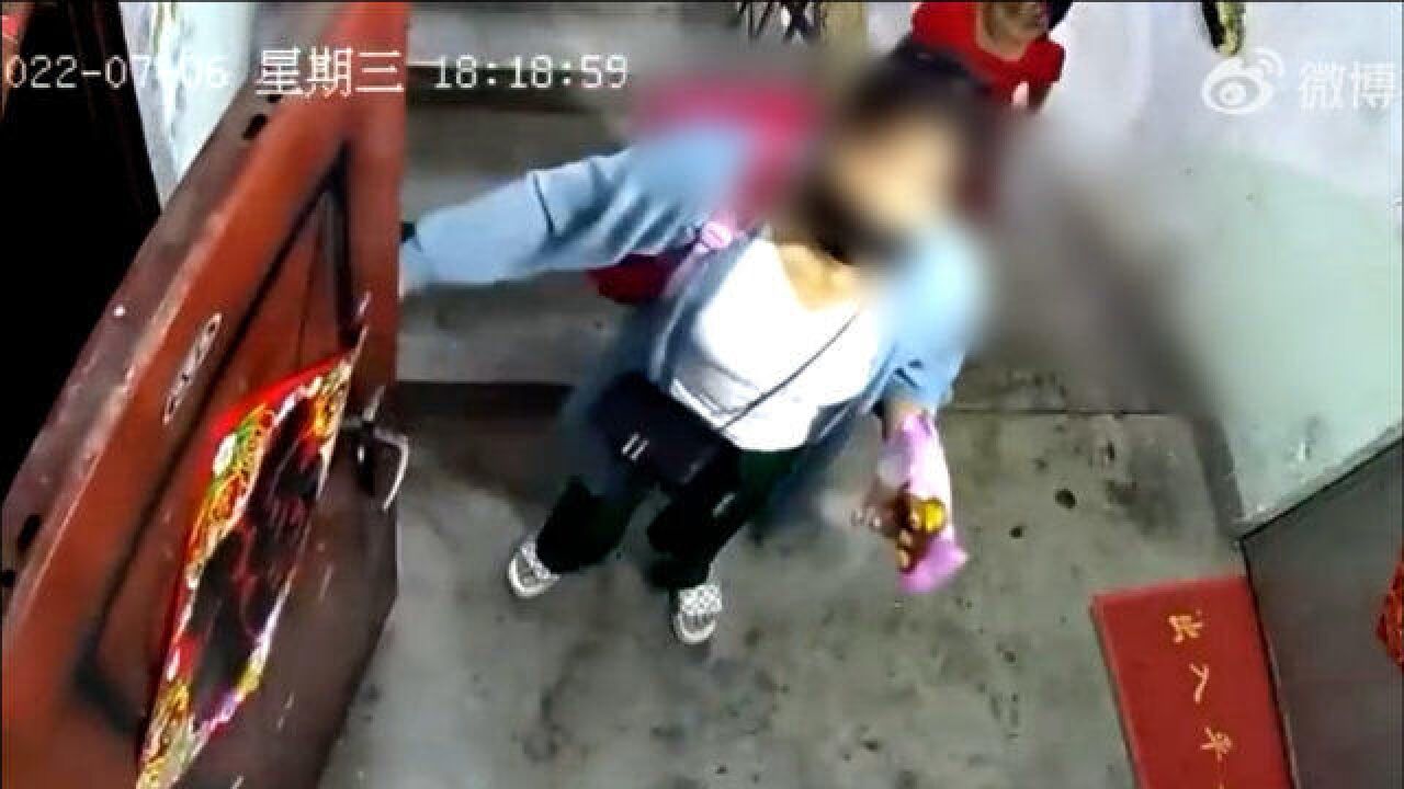 警方回应母女被雨衣男拖进屋:系离婚后财产纠纷 男子已被拘留