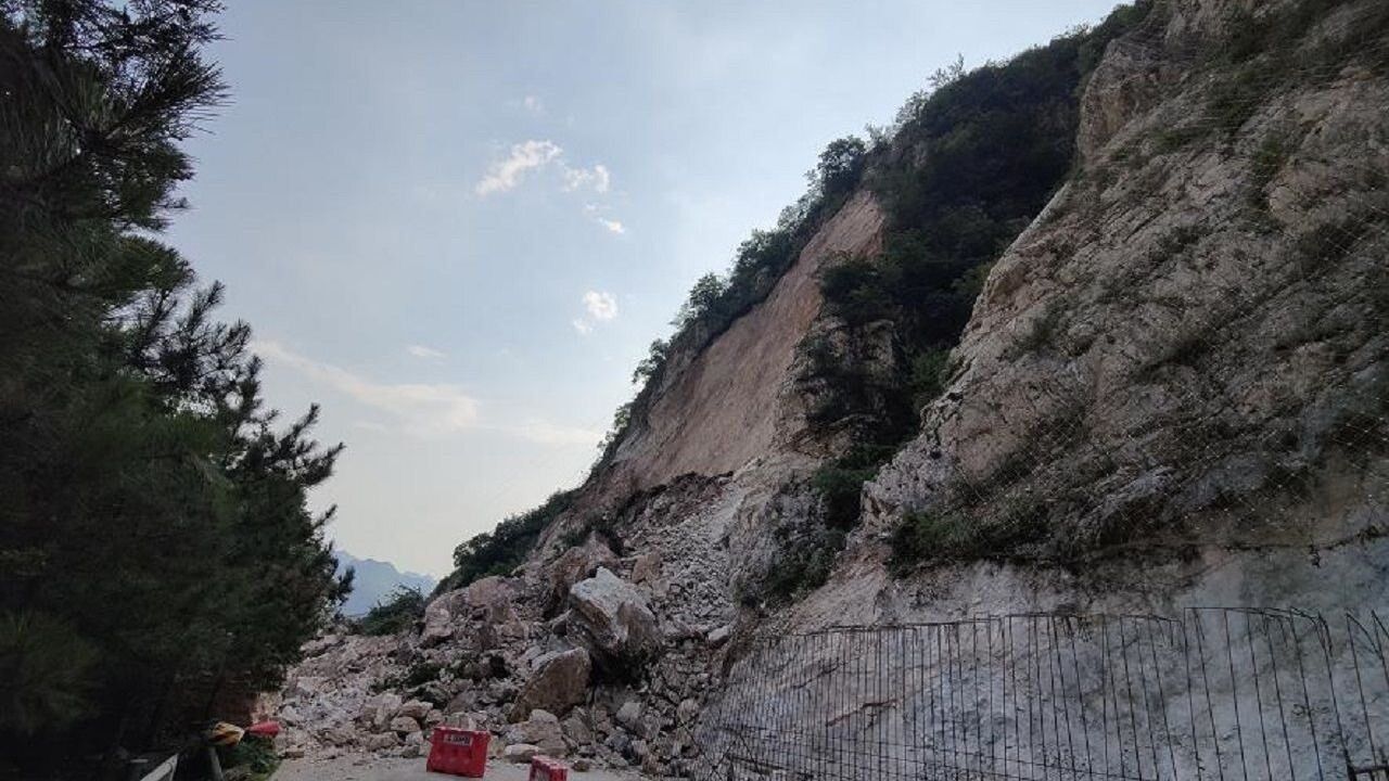 注意!北京怀柔区范崎路发生山体崩塌,目前已封路