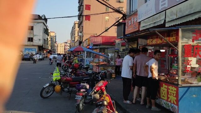 夜幕降临的夜市热闹飞凡