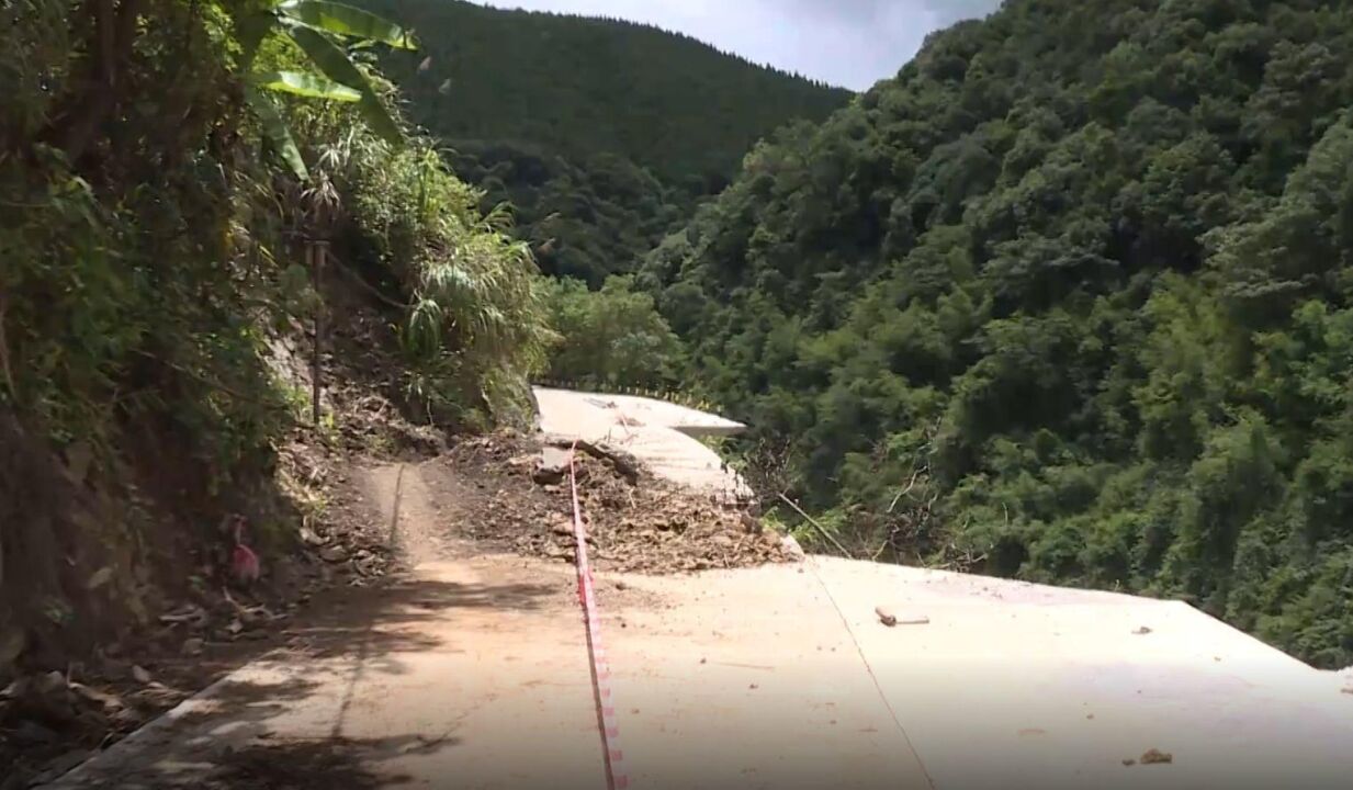 韶关一道路塌方致村民出行不便,镇政府:修复工程量较大,已抓紧