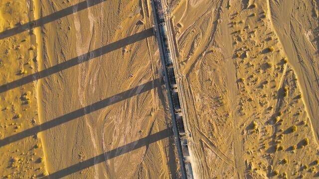 震撼航拍!一起来看穿越大漠戈壁的敦煌铁路建议横屏观看