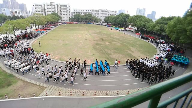 2016年学校跑操比赛,老校区的柏油操场,五颜六色的班服!