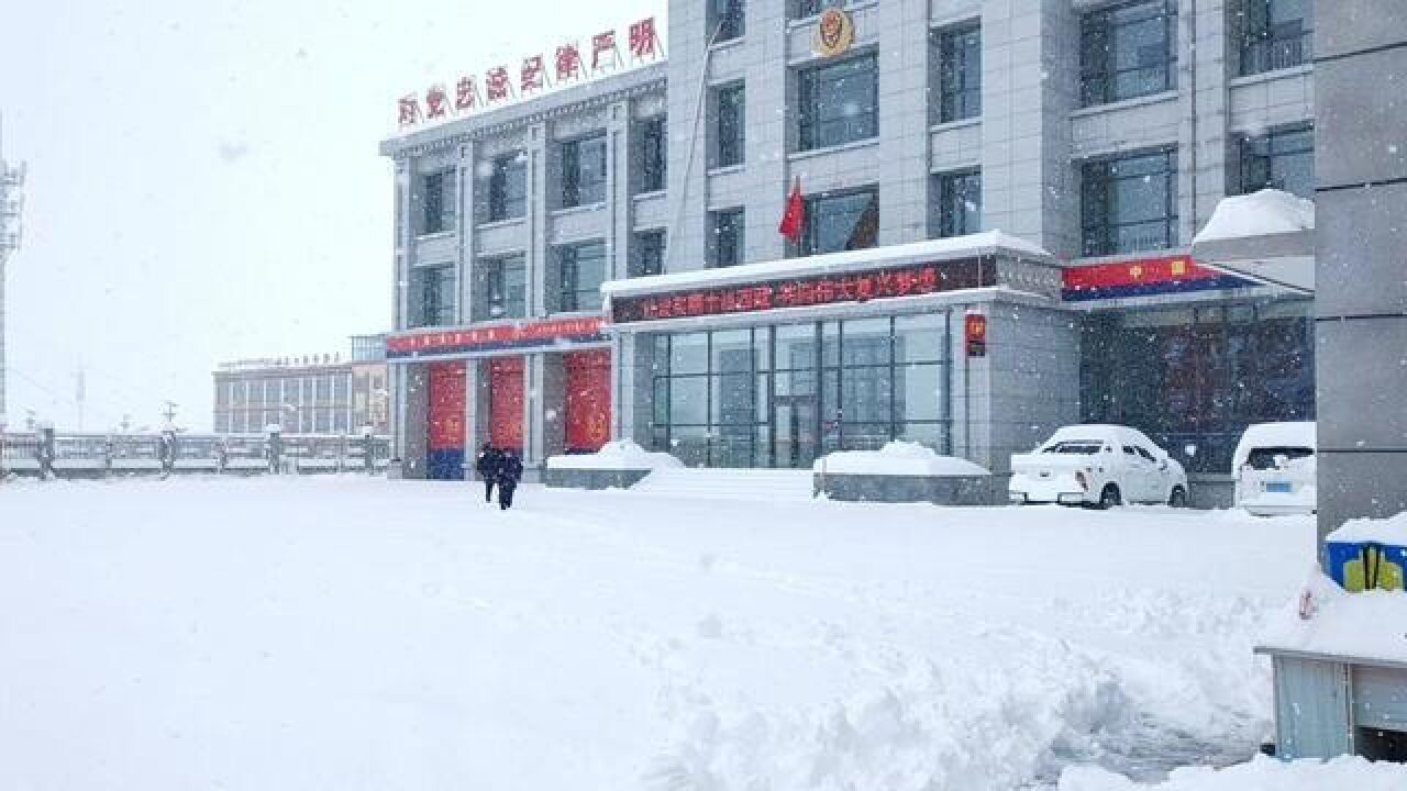 西藏下雪了, 们在扫雪,你想加入吗?