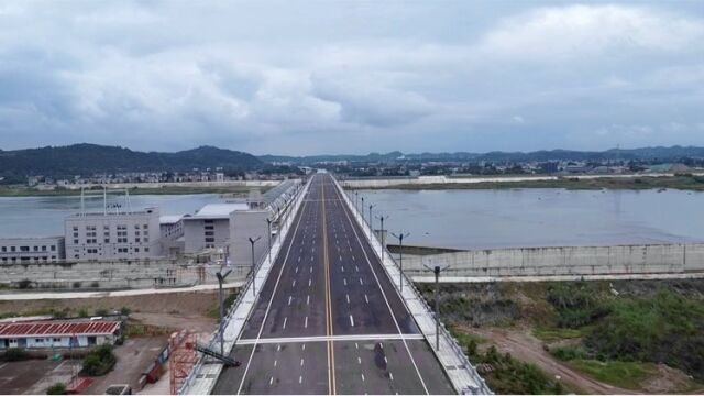 航拍四川遂宁:河东新区涪江四桥及周边建设.