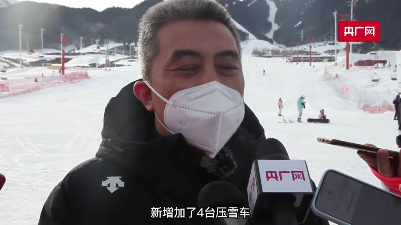 新疆乌鲁木齐:新雪季拉开序幕 雪场“开板”首滑