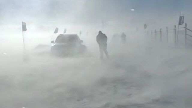 实拍新疆满天飞雪!行人在寒风呼啸中,蜷缩身体艰难前行