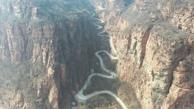 河北深山峡谷中拍到一条网红盘山公路,没有2把刷子不敢上!