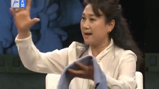 上世纪80年代,没有尿不湿用尿布,嘉宾现场演示包尿布方法