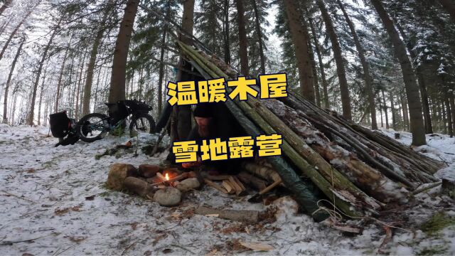 冬季野外雪地上建造一个温暖露营小屋.