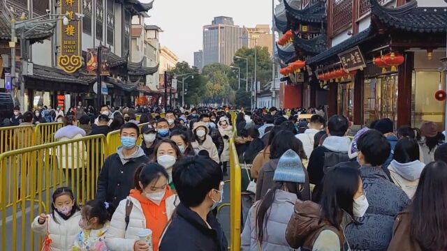 上海豫园灯会凭票入场首日游客爆满:门口大排长龙,新年气氛拉满