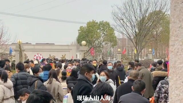 这场面太壮观了,实拍常熟某烟花工厂前来买烟花的市民围满了整个厂区,好像这里的烟花不要钱似的!