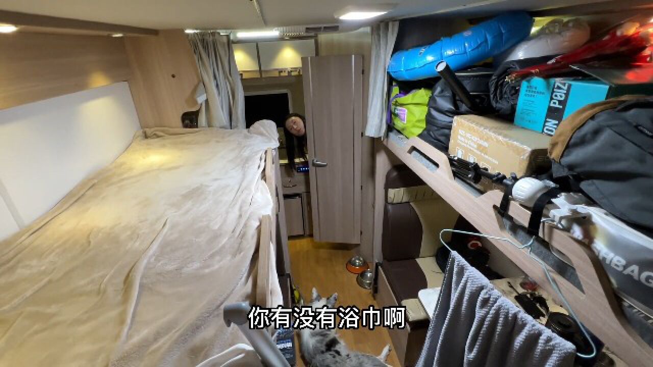 夫妻开着房车海南旅行，路上捡到美女一起搭车，半夜她居然借浴巾腾讯视频 1149