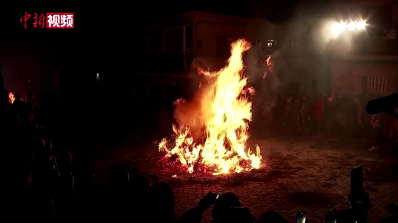 西班牙骑士骑马穿越烈焰庆祝圣安东尼节