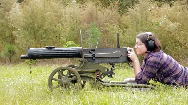 马克沁机枪之俄罗斯改良型M1910,同样是水冷,还配备了轮式射架