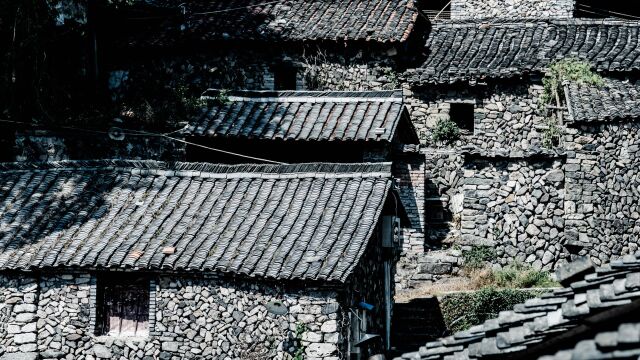 石头村岩下岩下石头村,始建于明朝建文帝三年,历经数百年仍然坚如磐石.