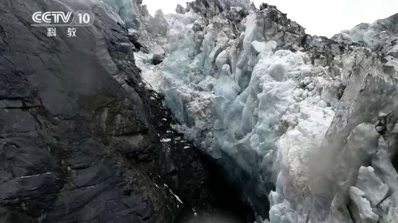 梅里雪山硬朗的黑色与柔情的冰雪相互交融,构成一幅充满诗意的自然画作