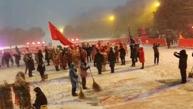 湖南韶山大雪纷飞的夜晚威胜集团向毛主席敬献花篮仪式让人敬佩