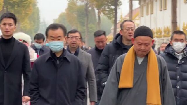 69岁王健林高调现身,50多个保镖贴身保护,少林武僧随行阵仗大