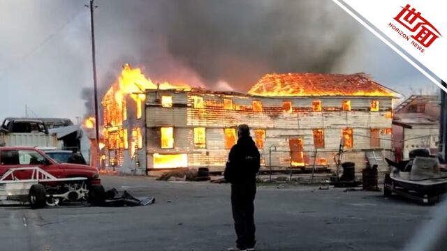 国际丨 美国加州一废弃仓库起火损毁 房体轰然倒塌被烈火淹没