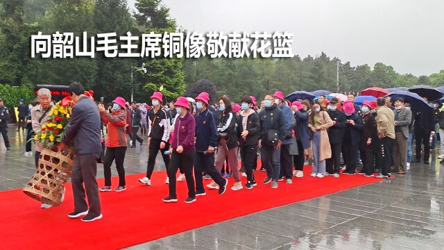 春季的湖南韶山旅游区阴雨,百色田林民众到广场拜谒伟人铜像